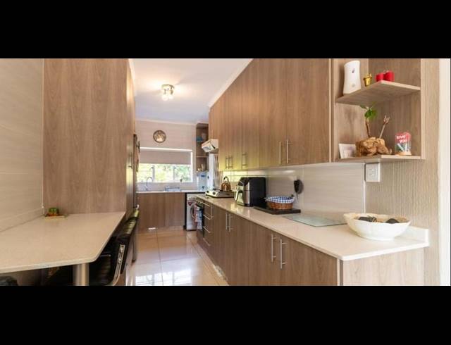 3 BEDROOM TOWNHOUSE FOR SALE IN GLENVISTA